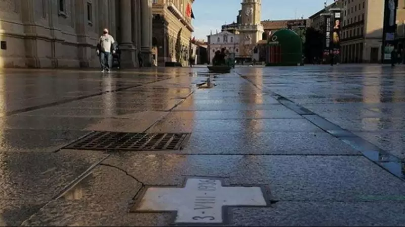 La versión oficial habla de una tercera bomba que cayó en la plaza desde un avión y que tampoco llegó a estallar.