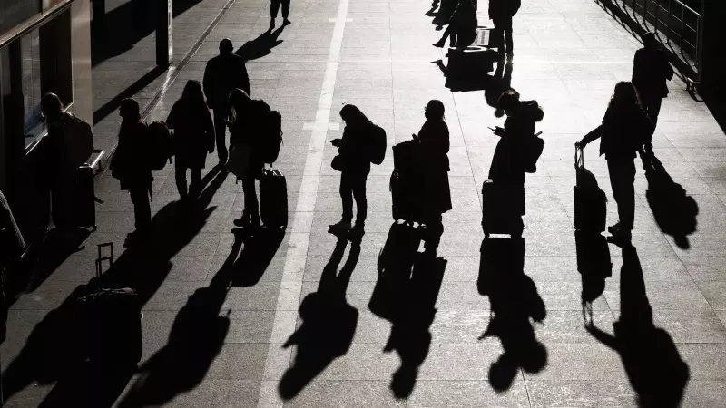 Imagen de archivo de varios viajeros en el aeropuerto de Málaga en diciembre de 2022.