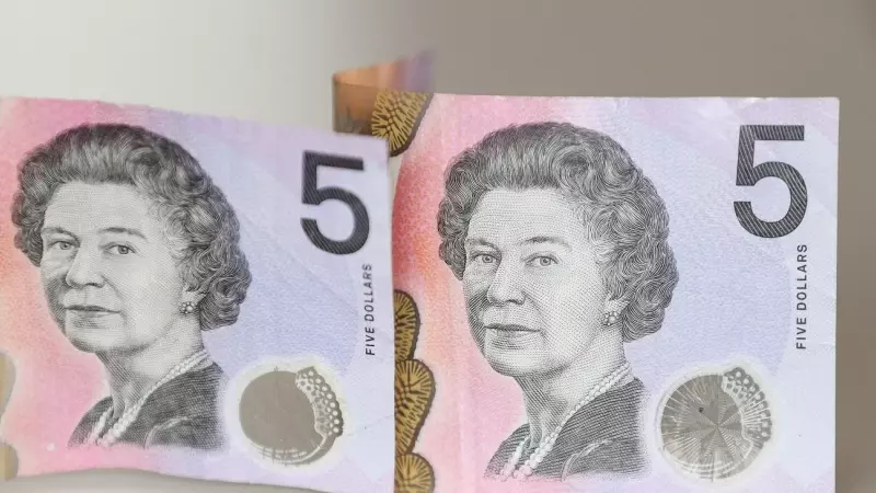 Billetes de cinco dólares australianos con un retrato de la reina Isabel II.