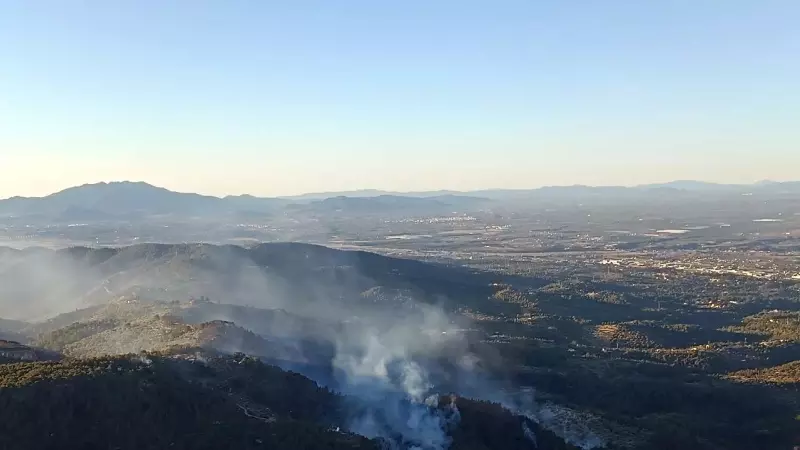 Imatge aèria de la columna de fum de l'incendi al Coll de l'Alba, a Tortosa.