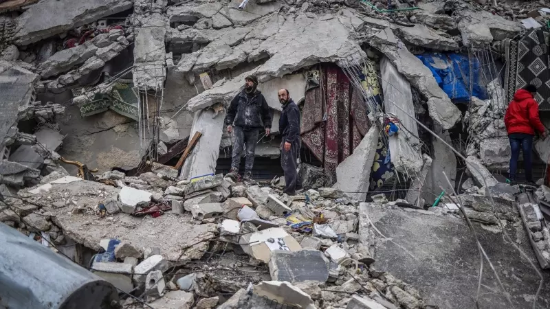Terremoto en Siria. Vecinos y operativos de los Cascos Blancos trabajan para salvar a personas atrapadas debajo de un edificio destrudio.
