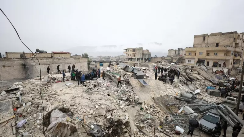 Los rescatistas trabajan en el sitio de un edificio derrumbado tras un terremoto en Siria, a 6 de febrero de 2022.