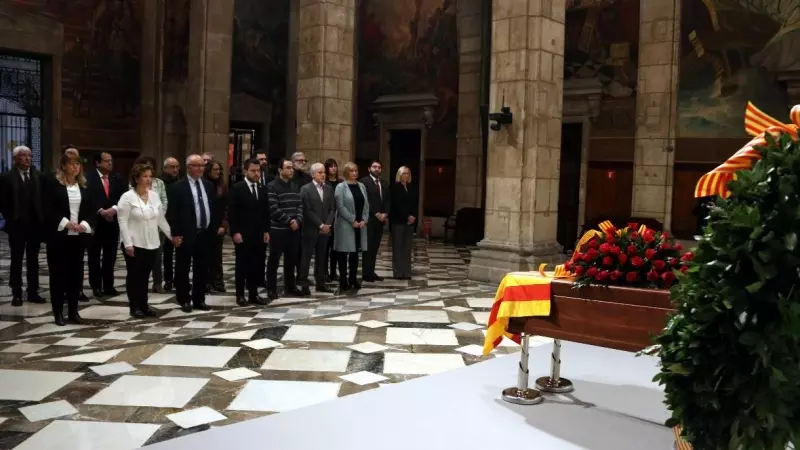 07/02/2023 - El Govern, la Mesa del Parlament i la família de Josep Maria Espinàs al Saló Sant Jordi de la Generalitat, que acull la capella ardent de l'escriptor.