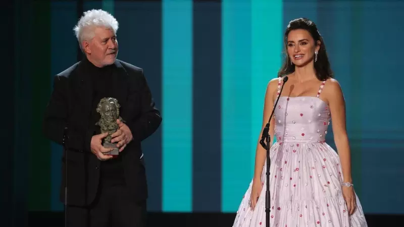 Pedro Almodóvar y Penélope Cruz durante la entrega del Goya de Honor a Cate Blanchett durante los Premios Goya 2022.