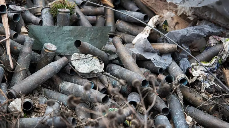 Vainas de proyectiles amontonados en el pueblo ucraniano de  Posad-Pokrovske. E.P./dpa/Ximena Borrazas