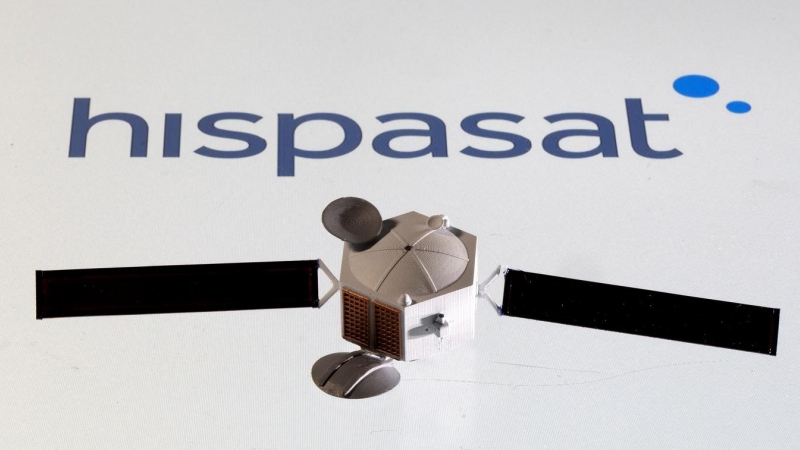 Una maqueta de un satélite de comunicaciones junto al logo del operador español Hispasat. REUTERS/Dado Ruvic/Illustration