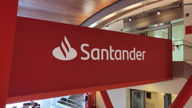 Logo del Banco Santander, en sus oficinas.