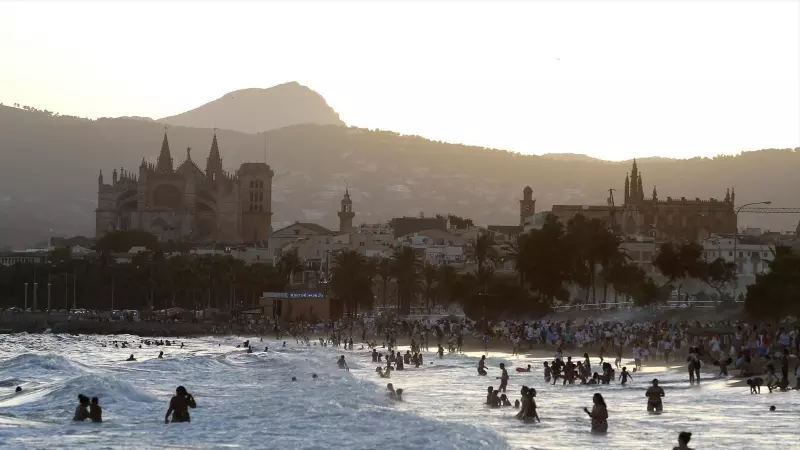08/02/2022. Cientos de personas en la playa de Palma de Mallorca,  a 23 de junio de 2022.