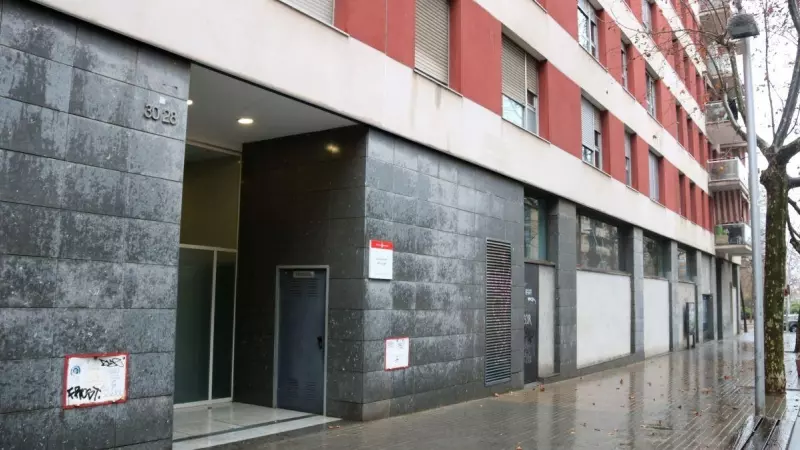 El bloque de pisos donde vivía la mujer trans asesinada a manos de su pareja, a 7 de febrero de 2023, en Barcelona.