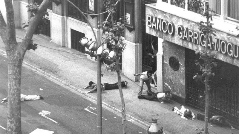 Rehenes del asalto al Banco Central de Barcelona.