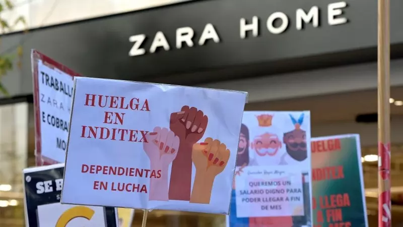 Trabajadores se manifiestan frente a una tienda Zara Home durante la huelga de las tiendas de Inditex en A Coruña, a 25 de noviembre de 2022.