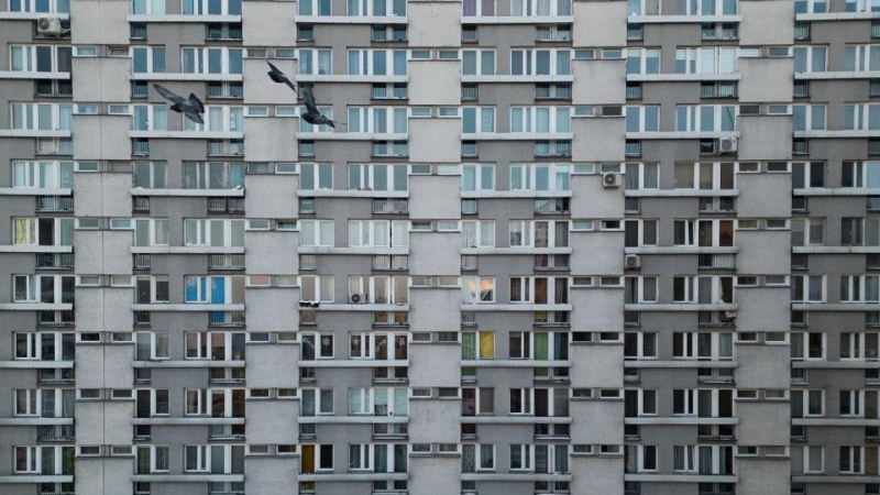Vista de un edificio de apartamentos de la época comunista en el centro de Varsovia. REUTERS/Kacper Pempel