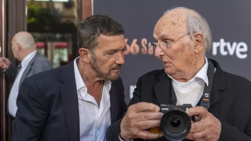 Fotografía de abril de 2022 del cineasta Carlos Saura con el actor Antonio Banderas, en el 'photocall' de los Premis RNE Sant Jordi, en Barcelona. E.P./Lorena Sopêna