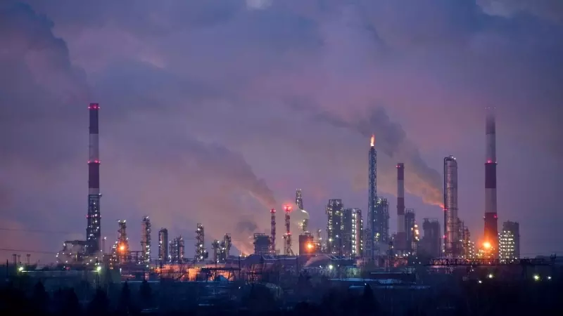 El gas de combustión y el vapor salen de las chimeneas de una refinería de petróleo en la ciudad siberiana de Omsk (Rusia). REUTERS/Alexey Malgavko