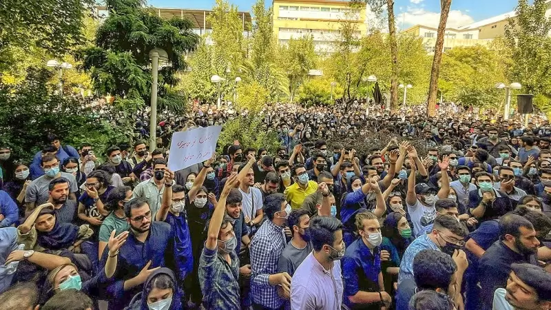 Estudiantes de la Universidad Amir Kavir protestan al unísono con lemas contra el régimen iraní.