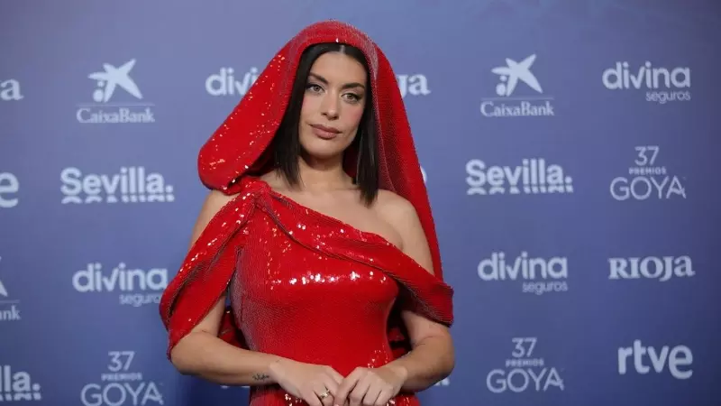 La influencer Dulceida posa en la alfombra roja previa a la gala de la 37 edición de los Premios Goya.