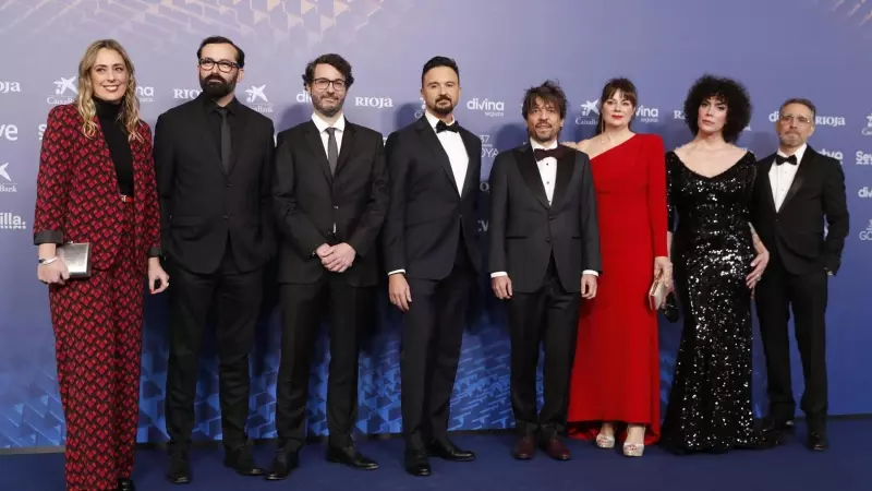 El equipo de la película 'Los renglones torcidos de Dios' a su llegada a la XXXVII edición de los Premios Goya