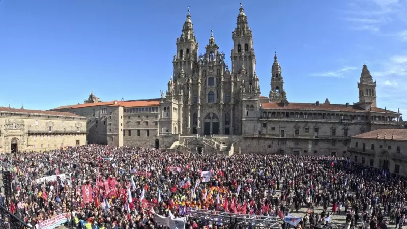 Miles de personas abarrotan la plaza del Obradoiro, convocadas por SOS Sanidade Pública, durante la manifestación contra el colapso de las urgencias en los hospitales gallegos.