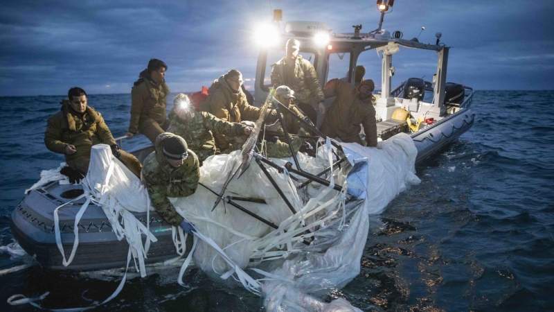 Fotografía cedida por la Armada de Estados Unidos donde aparecen unos marineros mientras recuperan el globo de vigilancia chino del mar.