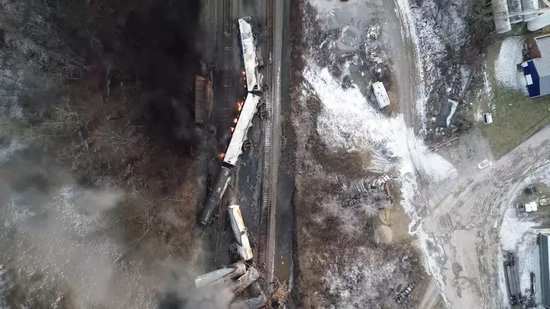 Imágenes de un dron del descarrilamiento de un tren de carga en East Palestine, Ohio.