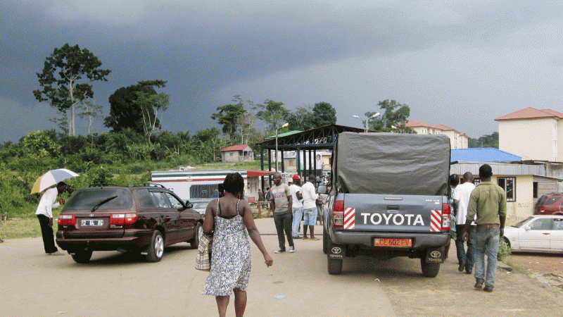 La gente espera para cruzar la frontera con Guinea Ecuatorial en coche y a pie en Kye-Ossi, Camerún, 23 de mayo de 2015.