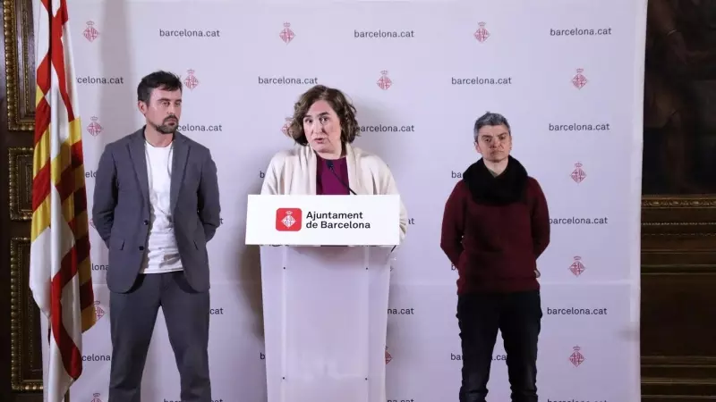 L'alcaldessa de Barcelona, Ada Colau, amb els regidors Lucía Martín i Marc Serra.