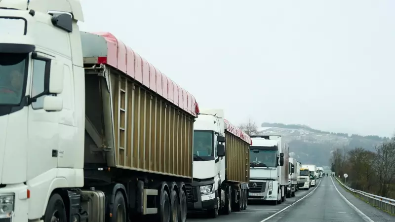 Varios camiones parados en la A-67, a 18 de enero de 2023, en Cantabria (España).
