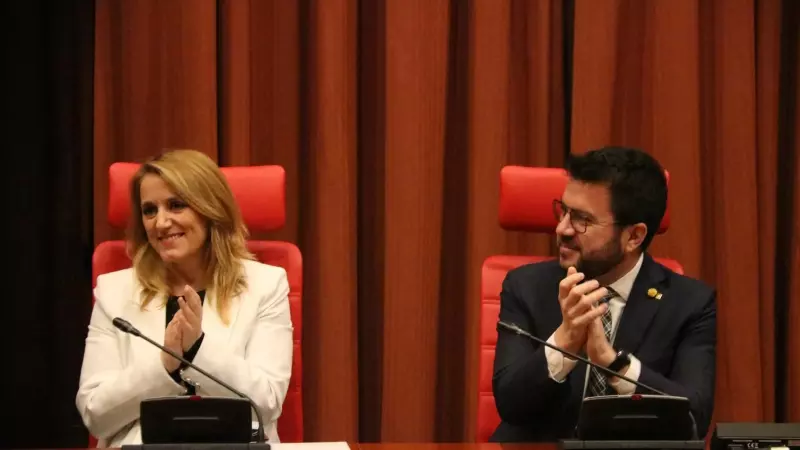 La consellera d'Economia i Hisenda, Natàlia Mas, amb el president de la Generalitat, Pere Aragonès, aplaudint.