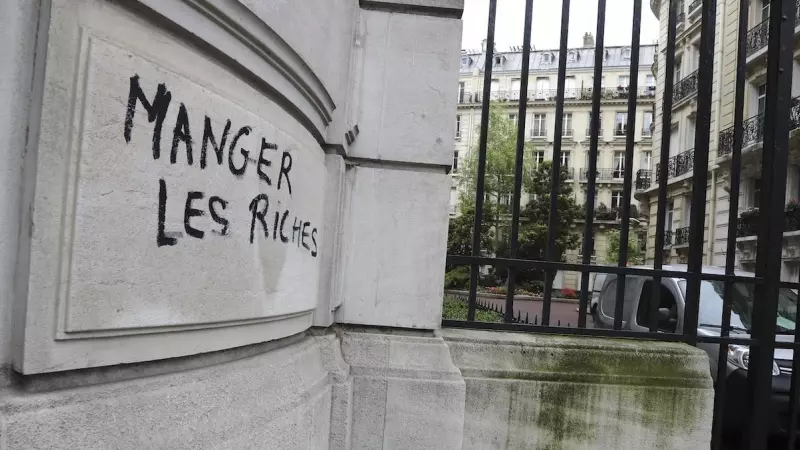 Imagen de archivo de una pintada en Montparnasse, París, en la que se puede leer el lema 'Cómete al rico'.