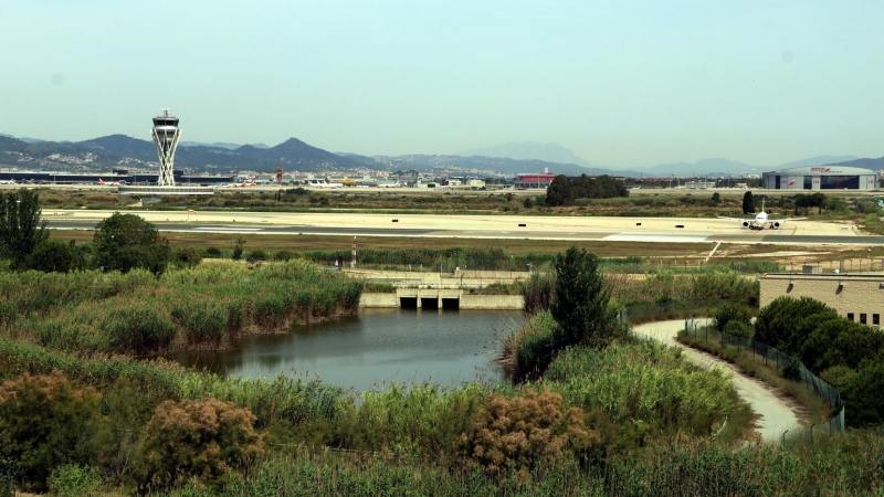 Pistes de l'aeroport del Prat vistes des del mirador de l'Illa.