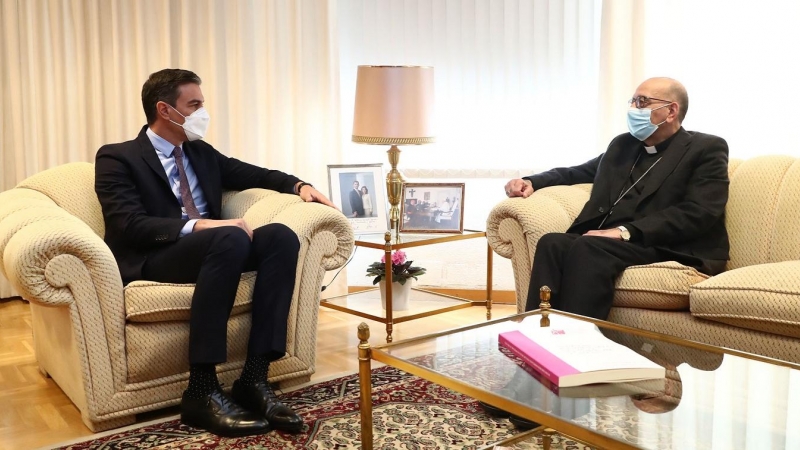 El presidente del Gobierno, Pedro Sánchez, durante su reunión con el presidente de la Conferencia Episcopal Española, cardenal Juan José Omella, en enero de 2022.