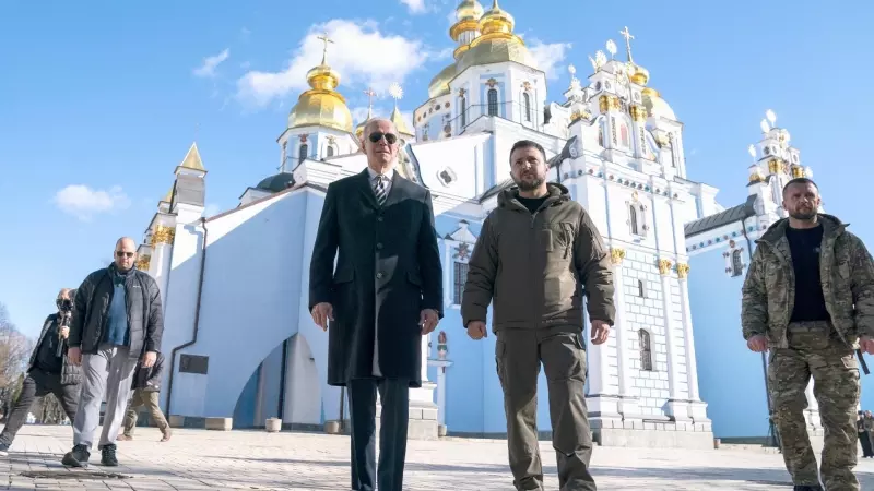 Joe Biden y Volodímir Zelenski en la Catedral de las Cúpulas Doradas de San Miguel durante una visita no anunciada, en Kiev, Ucrania.