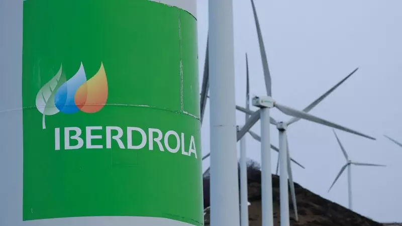 Aerogeneradores con el logo de Iberdrola en un parque eólico en el Monte Oiz, cerca de Durango (Vizcaya). REUTERS/Vincent West