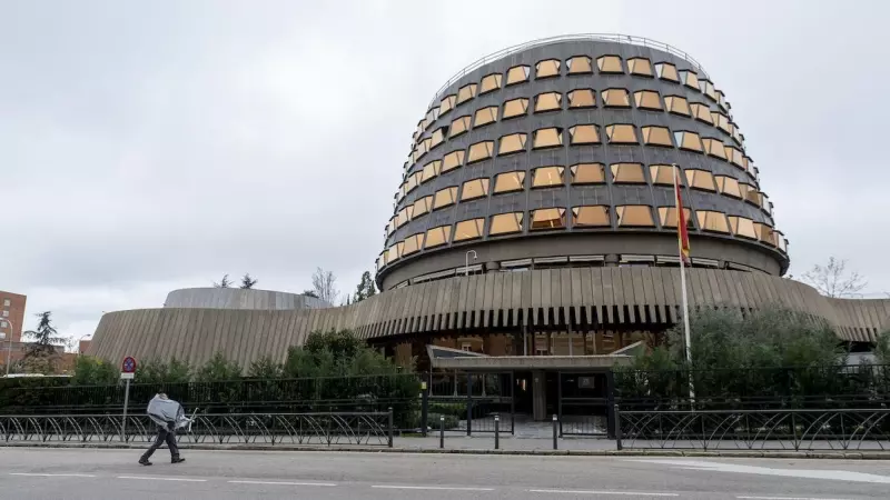 Un operario lleva un sillón de oficina nuevo al Tribunal Constitucional, a 29 de diciembre de 2022, en Madrid.