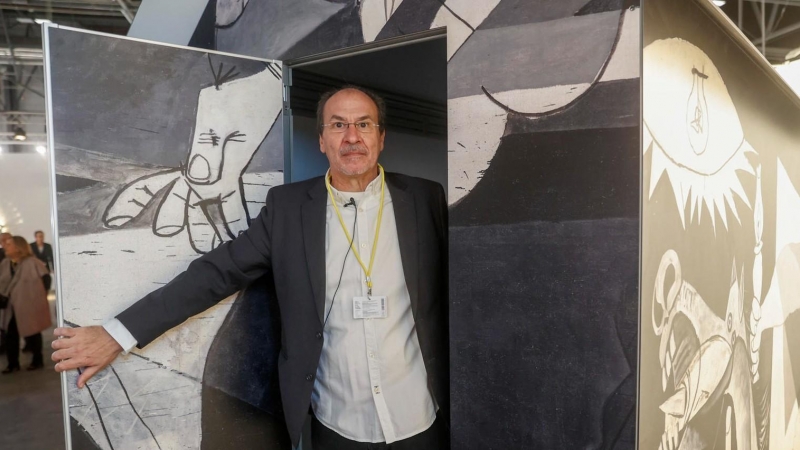 El artista Eugenio Ampudia, junto a su obra 'Refugio 2023', en la Feria de Arte Contemporáneo ARCO.