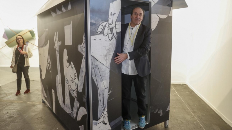 El artista Eugenio Ampudia, junto a su obra 'Refugio 2023', en ARCO.