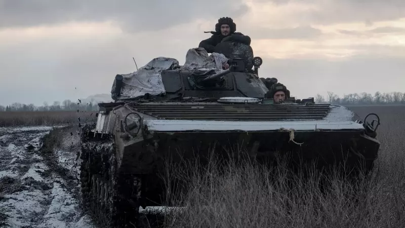 Los miembros del servicio ucraniano viajan en un vehículo de combate de infantería BMP-1.