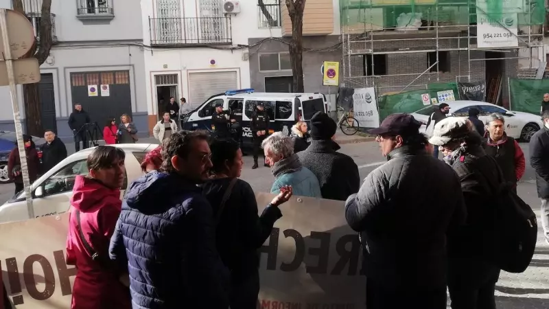 La Policía aguarda en las inmediaciones de la vivienda en Sevilla de Antonio y Pilar, matrimonio sexagenario al que la entidad financiera Coral Homes pretende desahuciar, a 24 de febrero de 2023.