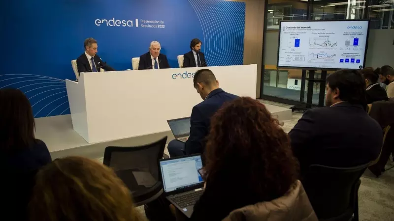 El consejero delegado de Endesa, José Bogas (c), acompañado por el director general Económico-Financiero, Marco Palermo (i), y por el director de Comunicación, Ignacio Jiménez, durante la presentación de los resultados de la energética en 2022, en Madrid.