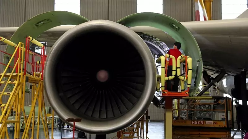 Un mecánico de IAG Iberia inspecciona un motor de un Airbus 330 en el hangar de mantenimiento de Iberia en Madrid. REUTERS/Sergio Pérez