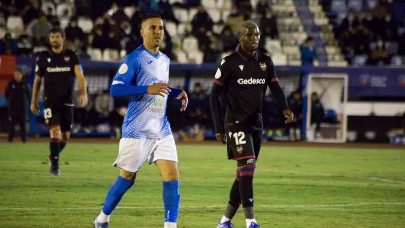 Los jugadores del CD Huracán Melilla y del Levante FC durante el partido de la Copa del Rey que enfrentó a ambos equipos en diciembre de 2021.