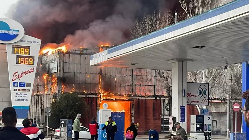 Imatge de l'incendi d'aquesta tarda en una indústria de pneumàtics a Sant Boi de Llobregat