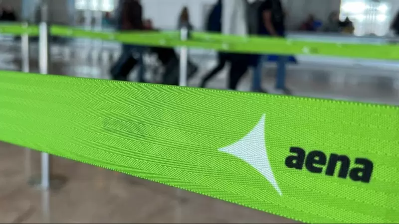 El logo de Aena en el Aeropuerto Adolfo Suarez Barajas de Madrid. REUTERS/Violeta Santos Moura