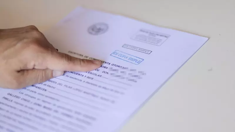 Una mujer señala una escritura de compraventa de una hipoteca, a 30 de mayo de 2022, en Madrid (España).
