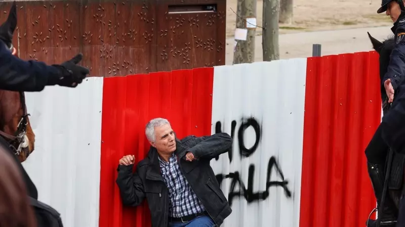 Un hombre protesta frente a la policía nacional a caballo durante la concentración para defender la arboleda de la zona de Madrid Río, que se verá afectada por las obras del Metro, a 18 de febrero de 2023, en Madrid