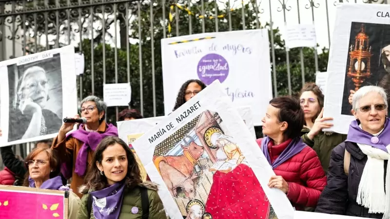 Imagen de archivo de un grupo de mujeres en las concentraciones organizadas por el colectivo Revuelta de Mujeres en la Iglesia en 2020.