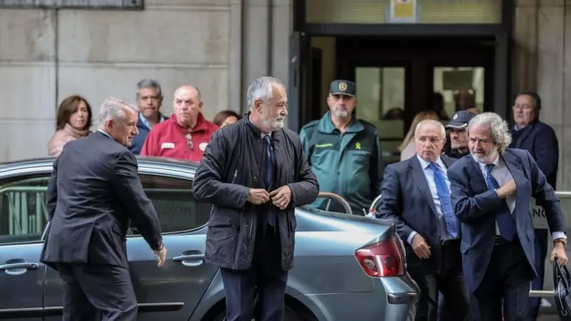 El ex presidente de la Junta de Andalucía, José Antonio Griñán, a su llegada al juicio del caso ERE en la Audiciencia Provincial de Sevilla, a 19 de noviembre del 2019.