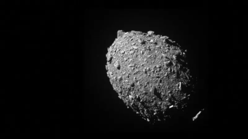 El asteroide lunar Dimorphos visto por la nave espacial DART, 11 segundos antes del impacto.