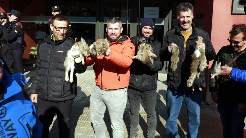 Un grup d'agricultors mostren conills vius a les portes de la seu dels Serveis Territorials d'Acció Climàtica de Lleida durant la protesta d'aquest divendres.