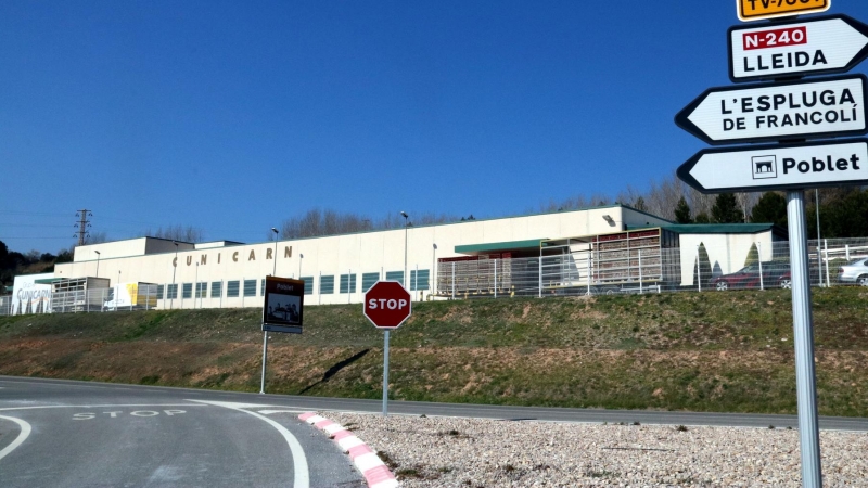 Panoràmica de l'empresa escorxador Cunicarn a la carretera que condueix a l'Espluga de Francolí, a la Conca de Barberà. El grup, segon productor de conill de l'Estat, ha venut les instal·lacions.